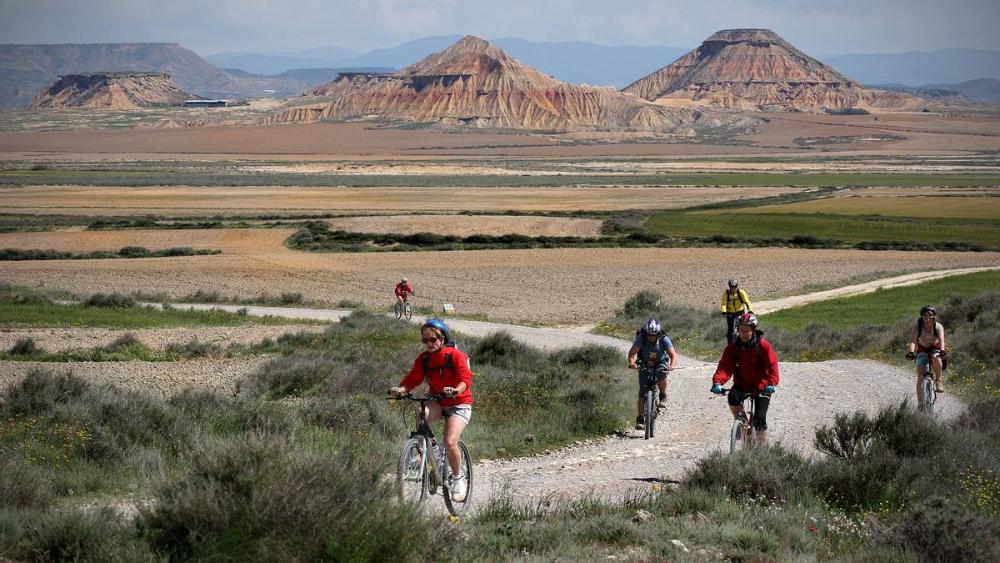 Grupo en bicicleta por las Bardenas Reales